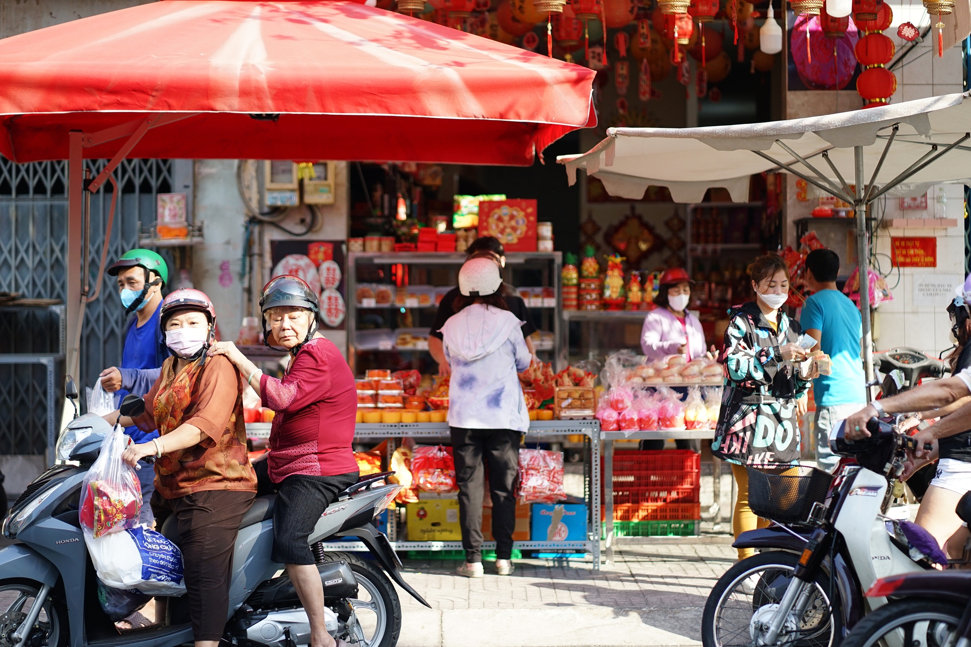 Cảnh tượng lạ l&ugrave;ng ng&agrave;y &ocirc;ng T&aacute;o: B&aacute;nh tr&aacute;i đẹp như v&agrave;ng nhưng người d&acirc;n chỉ d&aacute;m &ldquo;mua một nửa&rdquo; tại chợ người Hoa- Ảnh 3.