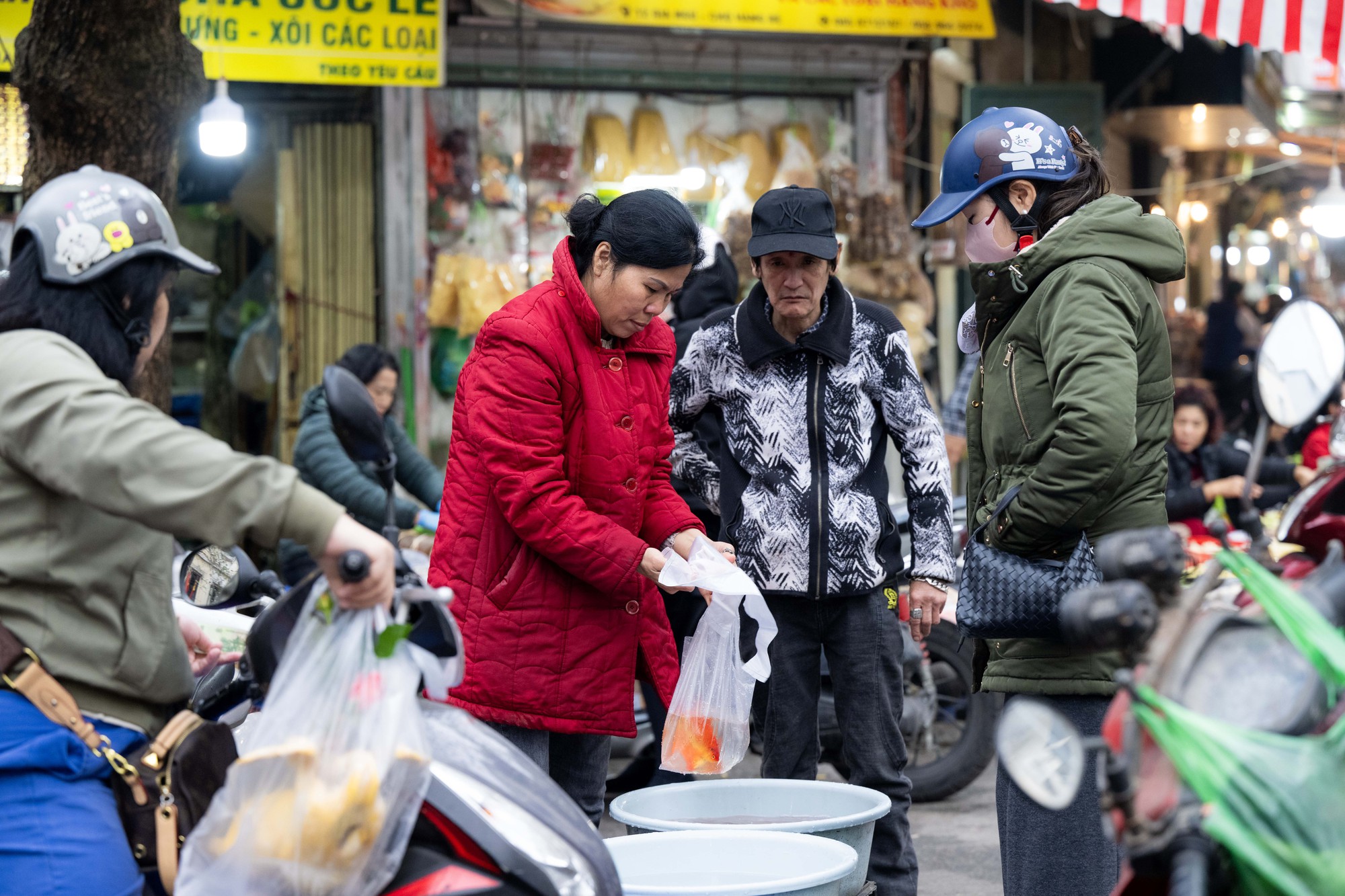 Chợ H&agrave;ng B&egrave; đ&ocirc;ng nghịt ng&agrave;y 23 th&aacute;ng Chạp, kh&aacute;ch mạnh tay chi h&agrave;ng triệu đồng sắm lễ- Ảnh 12.