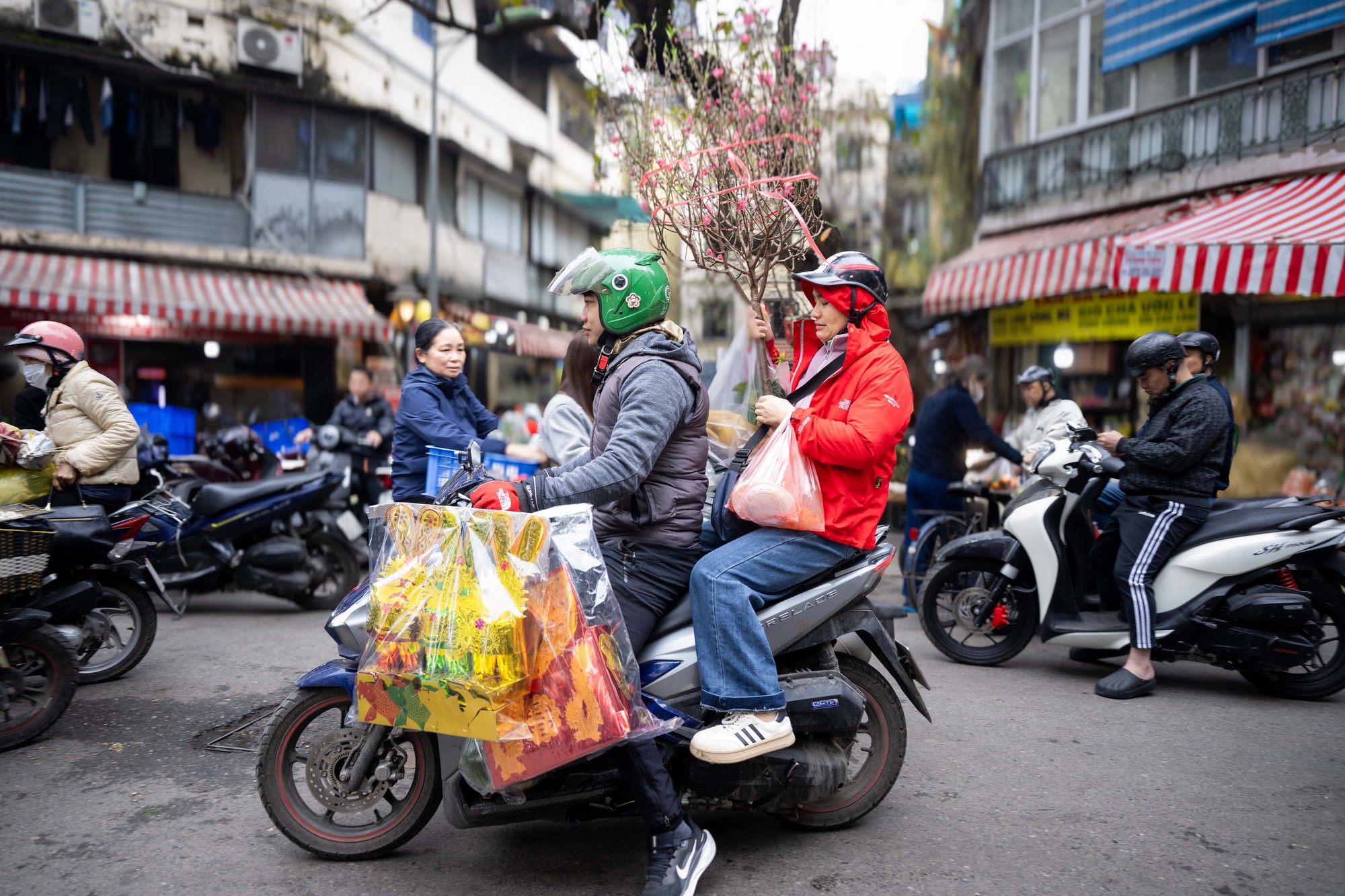 Chợ H&agrave;ng B&egrave; đ&ocirc;ng nghịt ng&agrave;y 23 th&aacute;ng Chạp, kh&aacute;ch mạnh tay chi h&agrave;ng triệu đồng sắm lễ- Ảnh 17.