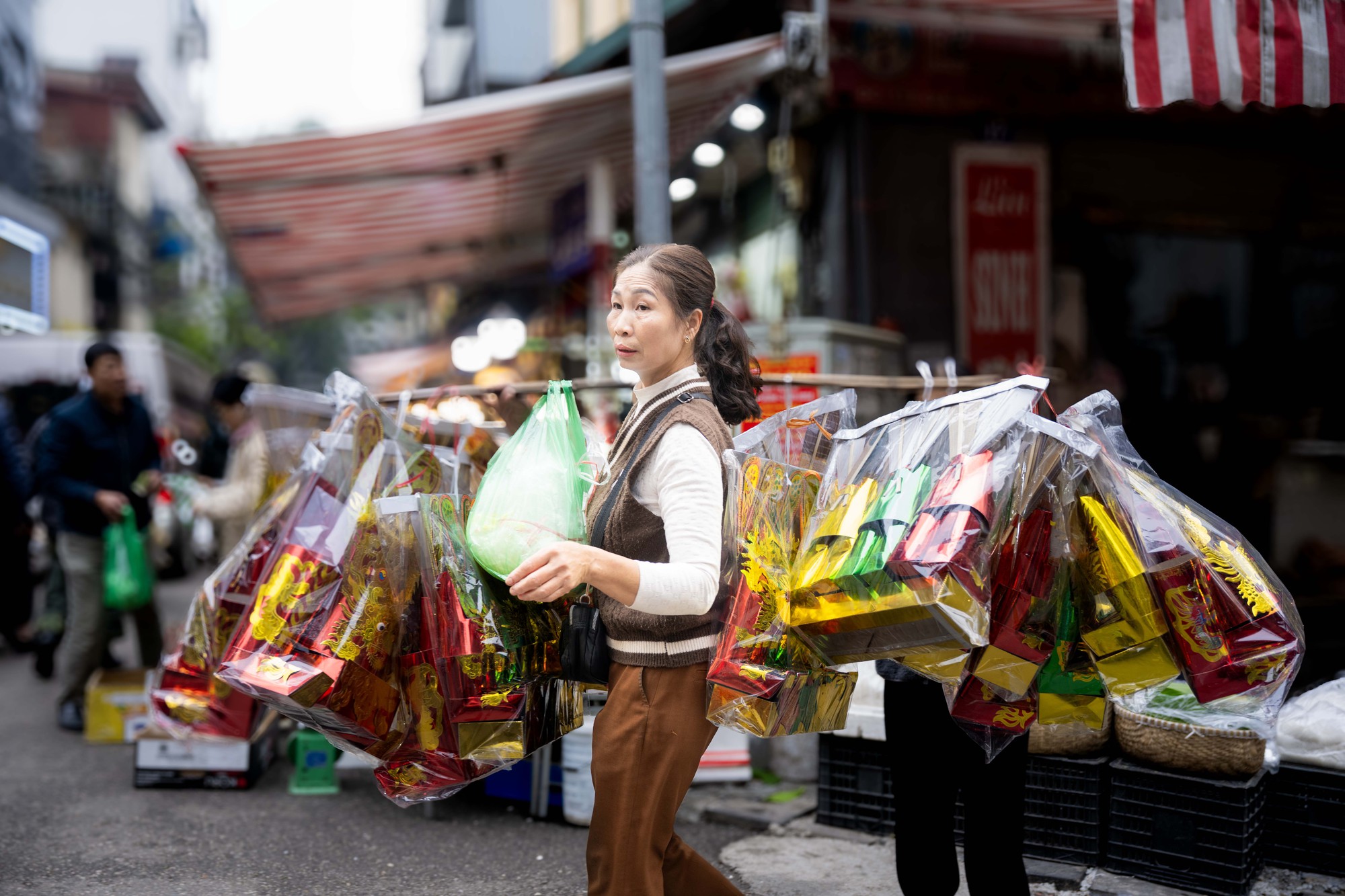 Chợ H&agrave;ng B&egrave; đ&ocirc;ng nghịt ng&agrave;y 23 th&aacute;ng Chạp, kh&aacute;ch mạnh tay chi h&agrave;ng triệu đồng sắm lễ- Ảnh 16.