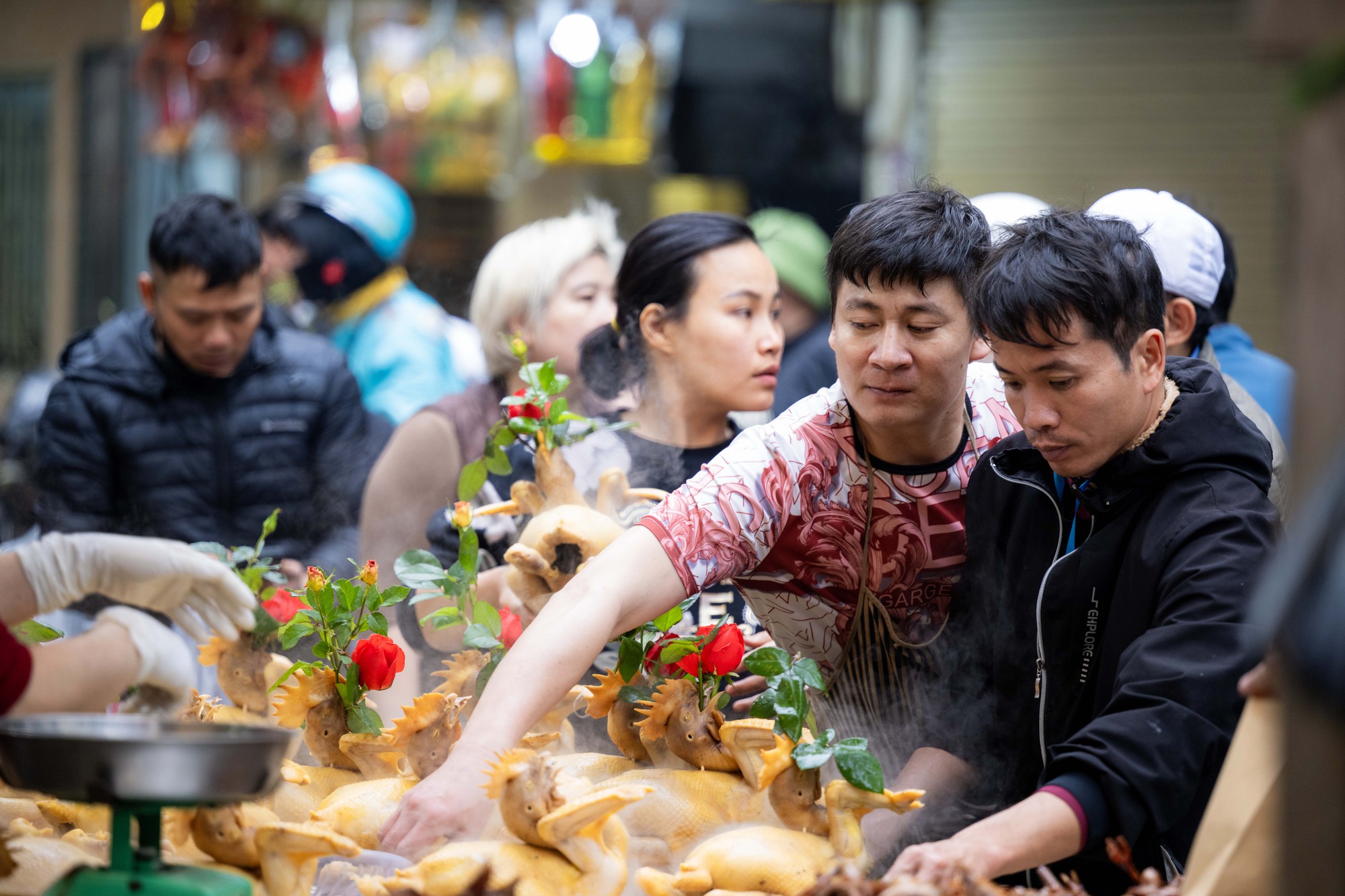 Chợ H&agrave;ng B&egrave; đ&ocirc;ng nghịt ng&agrave;y 23 th&aacute;ng Chạp, kh&aacute;ch mạnh tay chi h&agrave;ng triệu đồng sắm lễ- Ảnh 2.