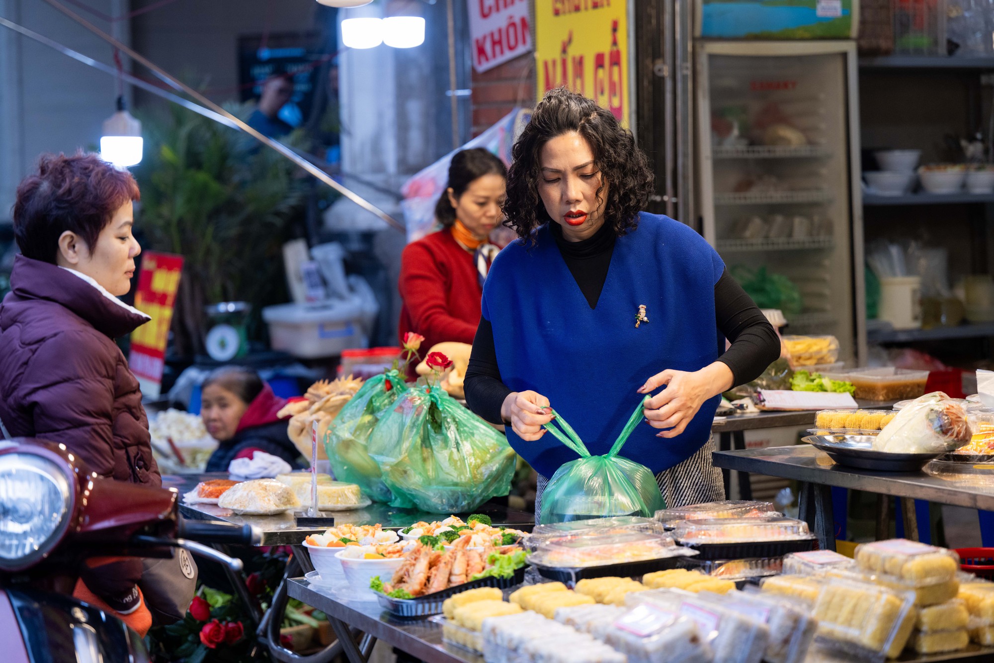 Chợ H&agrave;ng B&egrave; đ&ocirc;ng nghịt ng&agrave;y 23 th&aacute;ng Chạp, kh&aacute;ch mạnh tay chi h&agrave;ng triệu đồng sắm lễ- Ảnh 9.