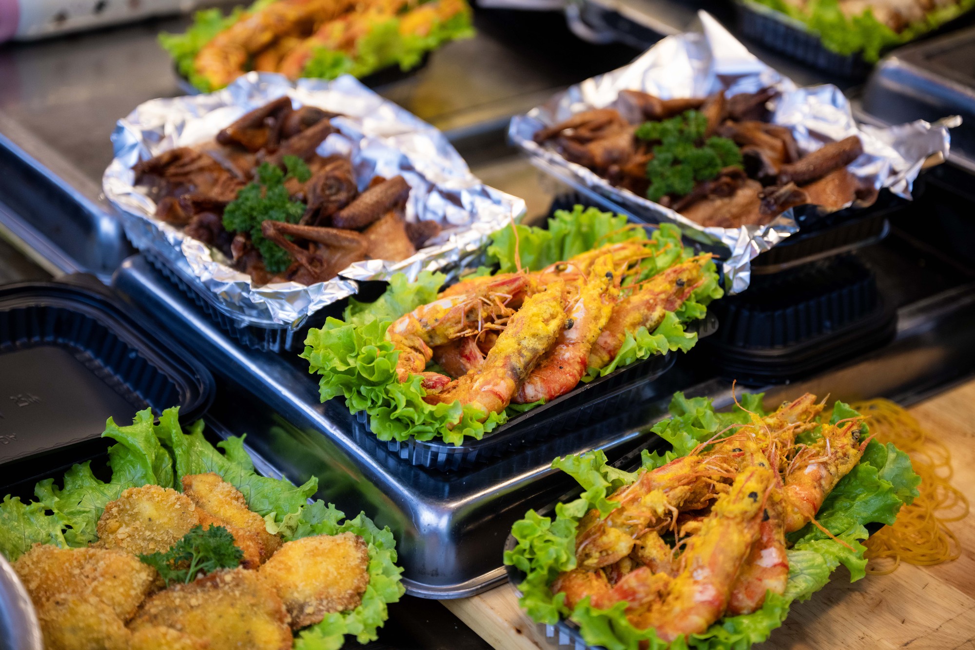 Chợ H&agrave;ng B&egrave; đ&ocirc;ng nghịt ng&agrave;y 23 th&aacute;ng Chạp, kh&aacute;ch mạnh tay chi h&agrave;ng triệu đồng sắm lễ- Ảnh 5.