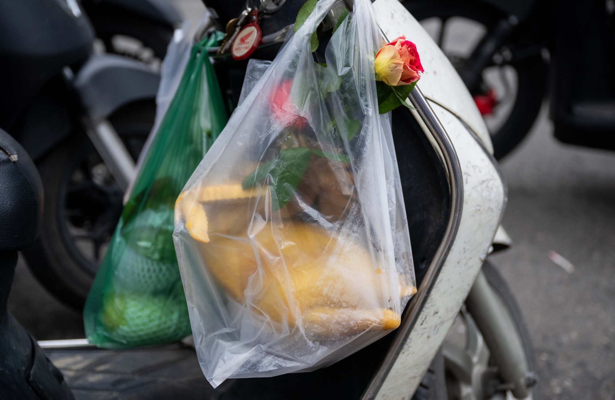 Chợ H&agrave;ng B&egrave; đ&ocirc;ng nghịt ng&agrave;y 23 th&aacute;ng Chạp, kh&aacute;ch mạnh tay chi h&agrave;ng triệu đồng sắm lễ- Ảnh 19.