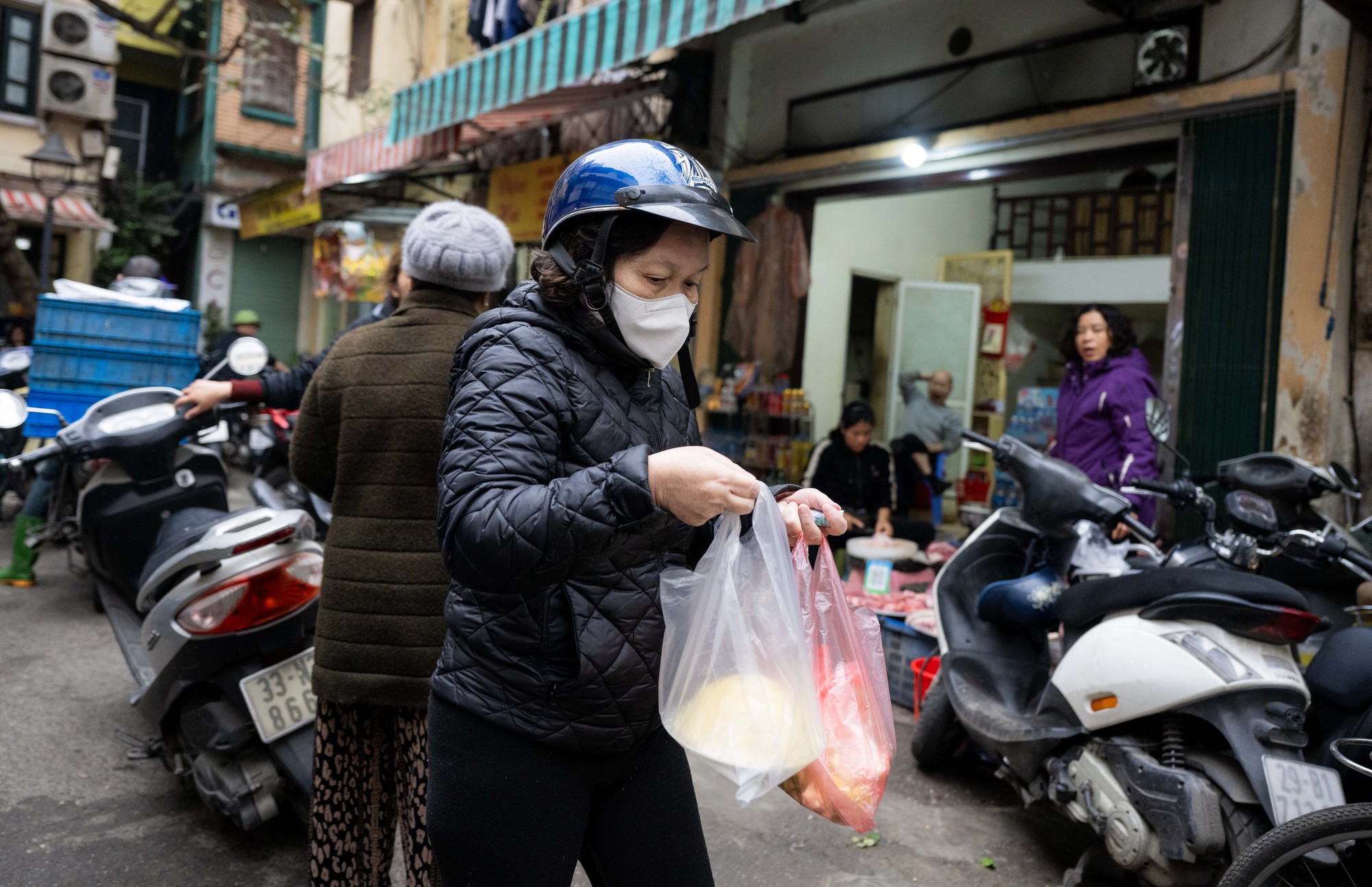 Chợ H&agrave;ng B&egrave; đ&ocirc;ng nghịt ng&agrave;y 23 th&aacute;ng Chạp, kh&aacute;ch mạnh tay chi h&agrave;ng triệu đồng sắm lễ- Ảnh 13.