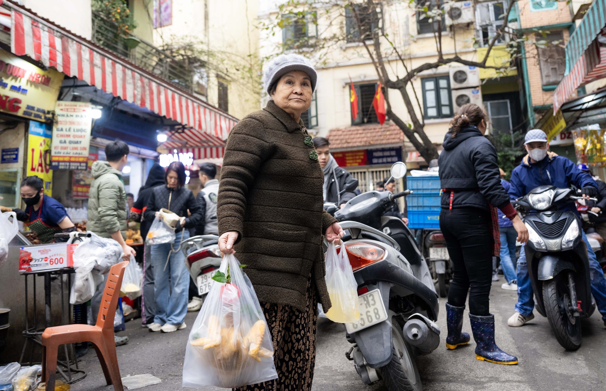 Chợ H&agrave;ng B&egrave; đ&ocirc;ng nghịt ng&agrave;y 23 th&aacute;ng Chạp, kh&aacute;ch mạnh tay chi h&agrave;ng triệu đồng sắm lễ- Ảnh 11.