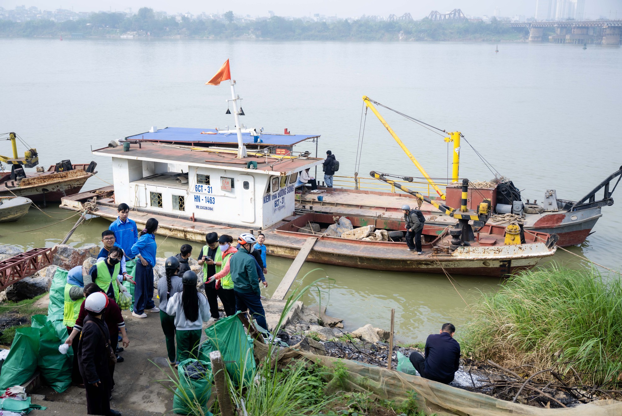 Mía chằng kín xe máy, cá chép đỏ rực bến sông: TP.HCM - Hà Nội rộn ràng tiễn ông Công ông Táo ngày 23 tháng Chạp- Ảnh 5.