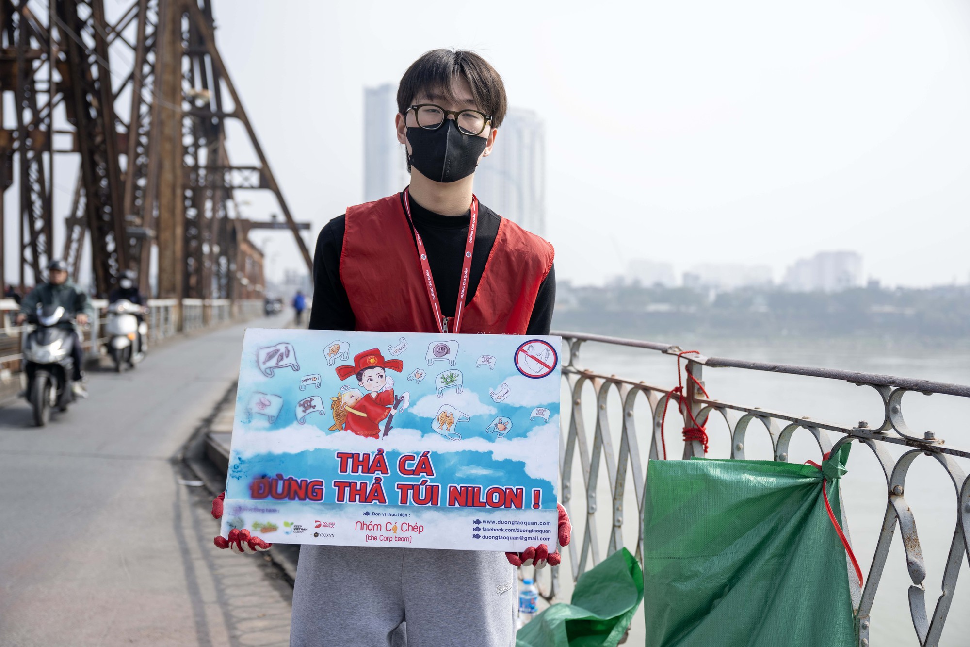 Mía chằng kín xe máy, cá chép đỏ rực bến sông: TP.HCM - Hà Nội rộn ràng tiễn ông Công ông Táo ngày 23 tháng Chạp- Ảnh 12.