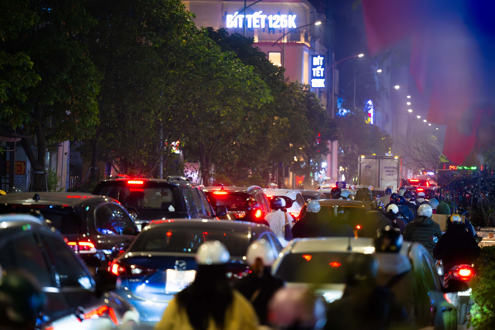 H&agrave; Nội cận Tết: Mắc kẹt giữa d&ograve;ng xe, một giờ đồng hồ vẫn chưa tho&aacute;t nổi- Ảnh 11.