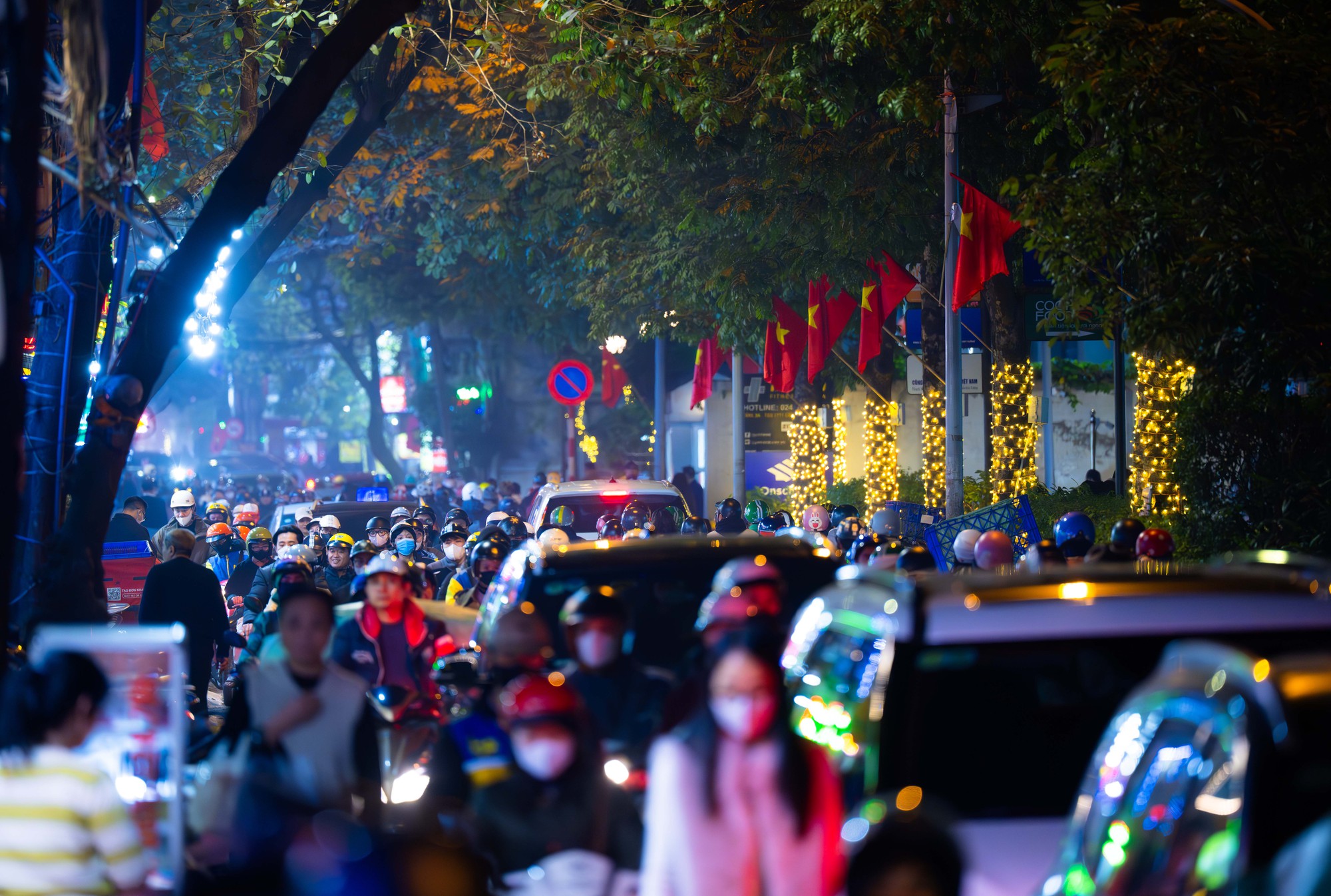 H&agrave; Nội cận Tết: Mắc kẹt giữa d&ograve;ng xe, một giờ đồng hồ vẫn chưa tho&aacute;t nổi- Ảnh 10.