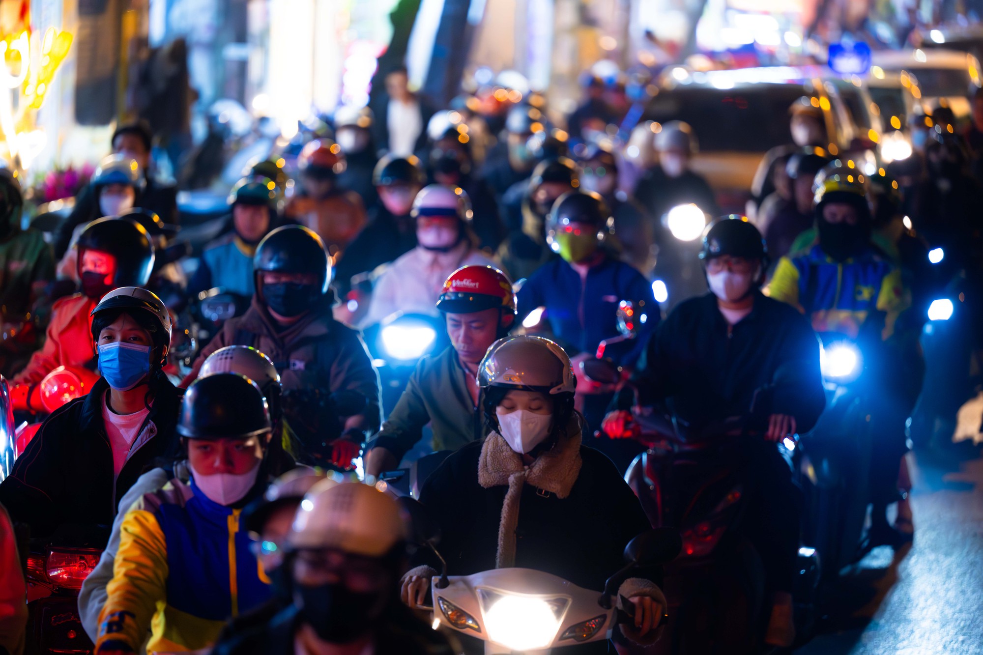 H&agrave; Nội cận Tết: Mắc kẹt giữa d&ograve;ng xe, một giờ đồng hồ vẫn chưa tho&aacute;t nổi- Ảnh 7.