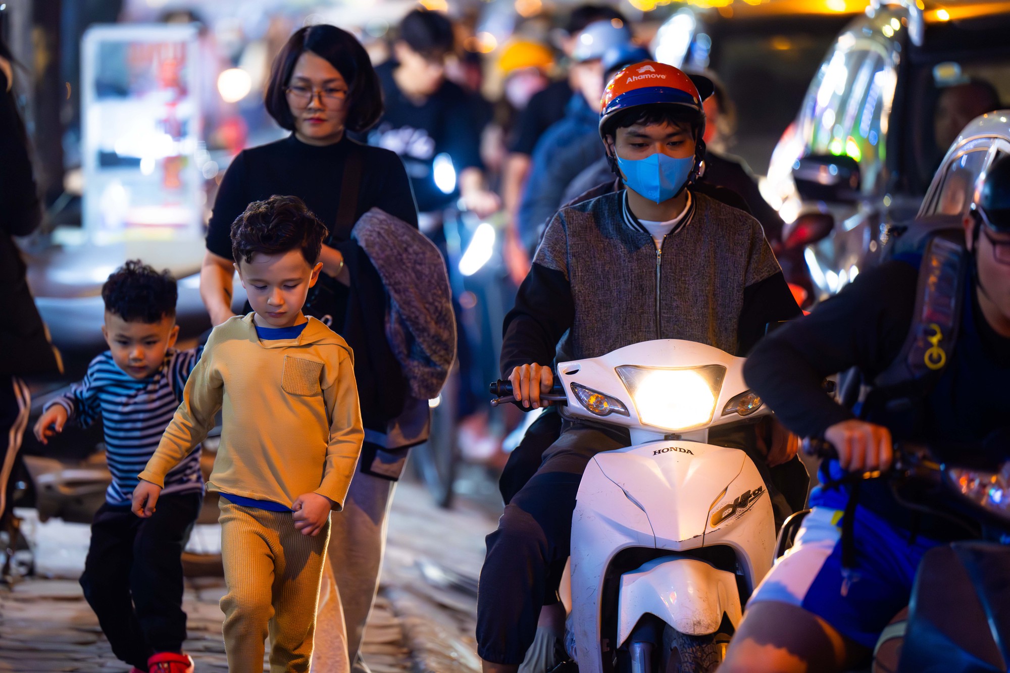 H&agrave; Nội cận Tết: Mắc kẹt giữa d&ograve;ng xe, một giờ đồng hồ vẫn chưa tho&aacute;t nổi- Ảnh 8.