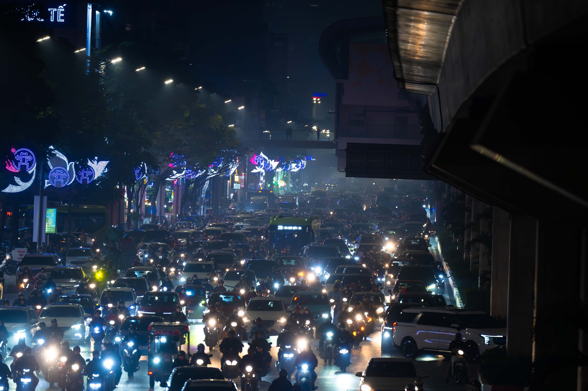H&agrave; Nội cận Tết: Mắc kẹt giữa d&ograve;ng xe, một giờ đồng hồ vẫn chưa tho&aacute;t nổi- Ảnh 3.