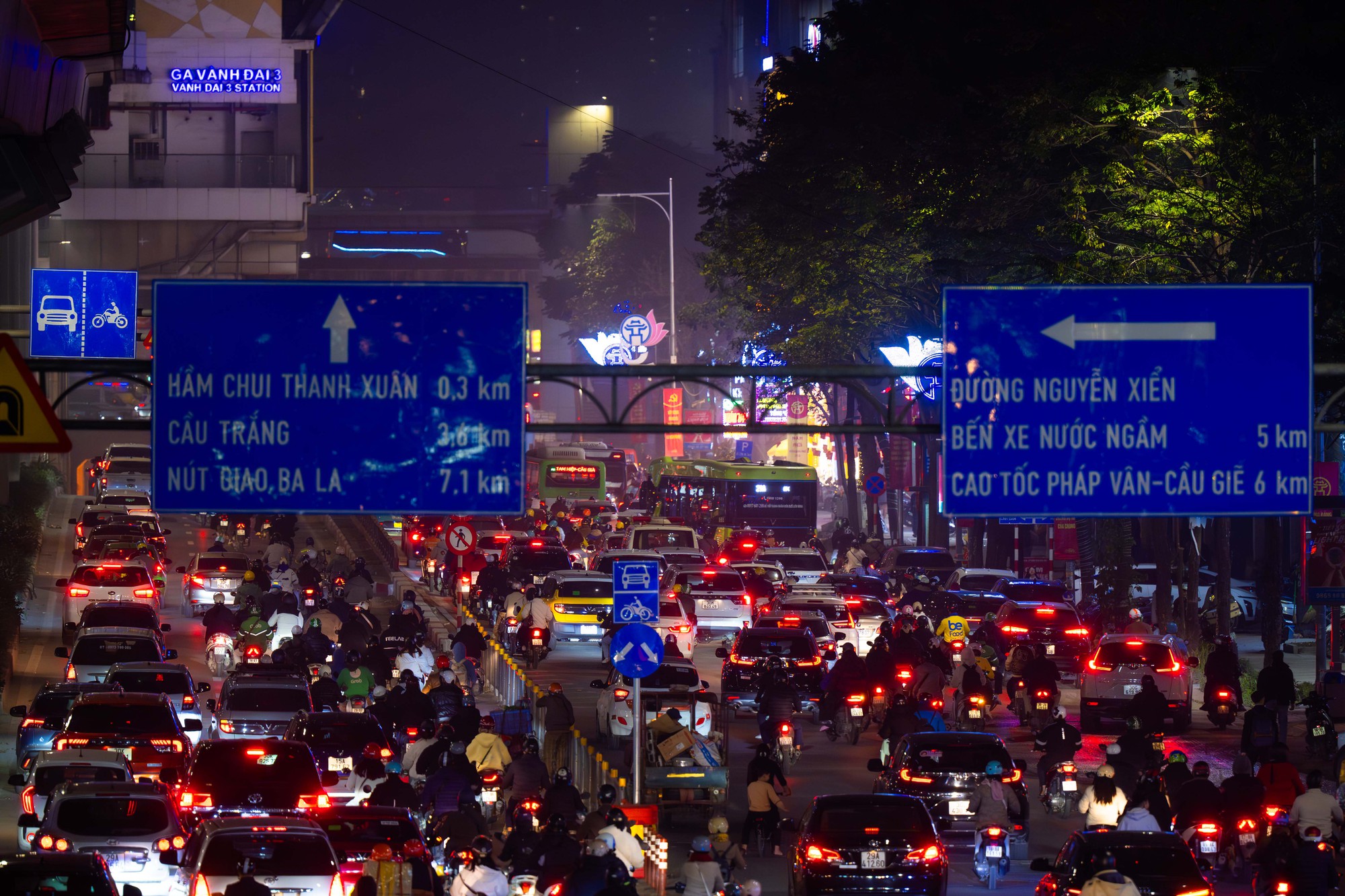 H&agrave; Nội cận Tết: Mắc kẹt giữa d&ograve;ng xe, một giờ đồng hồ vẫn chưa tho&aacute;t nổi- Ảnh 6.