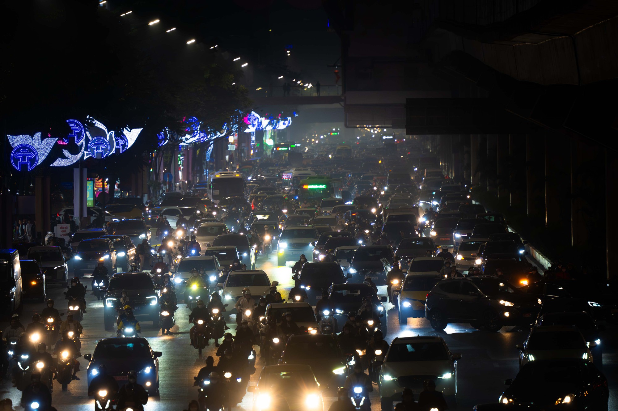 H&agrave; Nội cận Tết: Mắc kẹt giữa d&ograve;ng xe, một giờ đồng hồ vẫn chưa tho&aacute;t nổi- Ảnh 2.