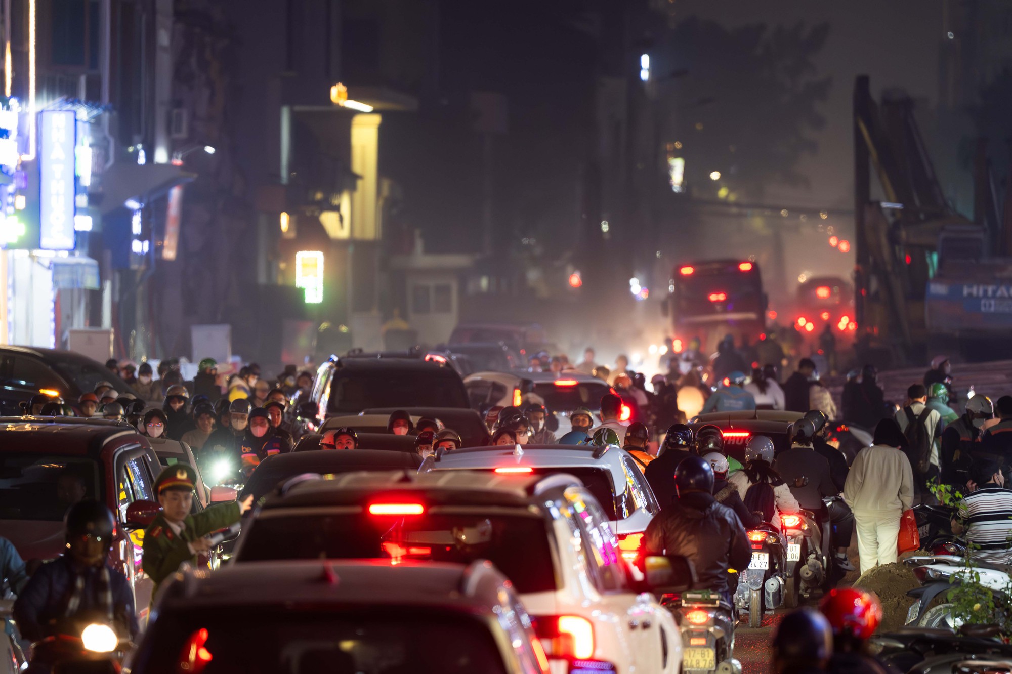 H&agrave; Nội cận Tết: Mắc kẹt giữa d&ograve;ng xe, một giờ đồng hồ vẫn chưa tho&aacute;t nổi- Ảnh 5.