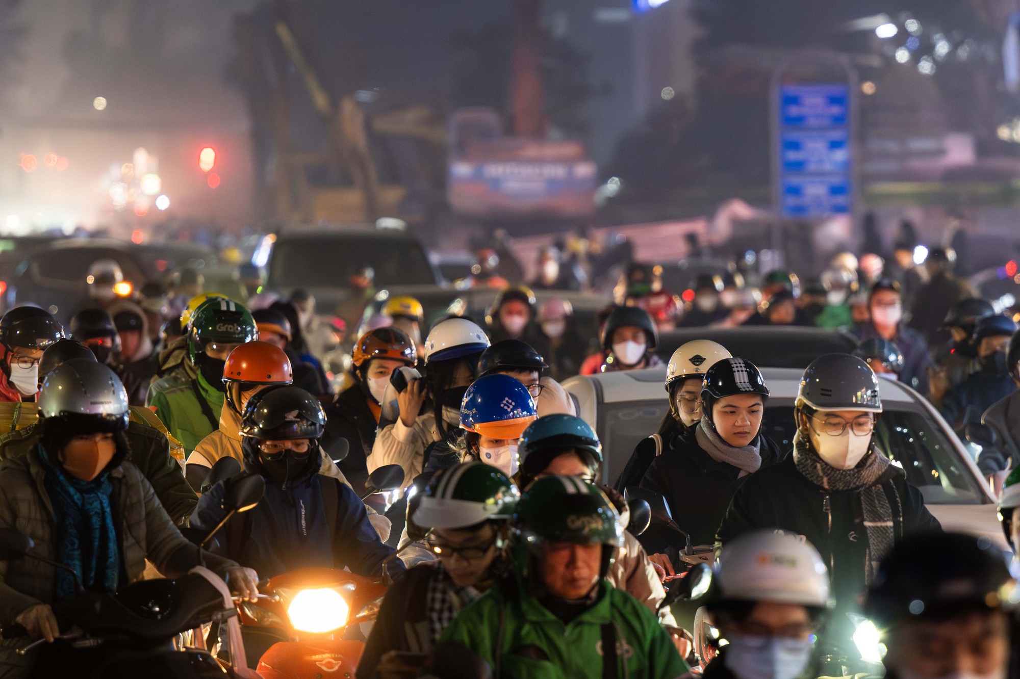 H&agrave; Nội cận Tết: Mắc kẹt giữa d&ograve;ng xe, một giờ đồng hồ vẫn chưa tho&aacute;t nổi- Ảnh 4.