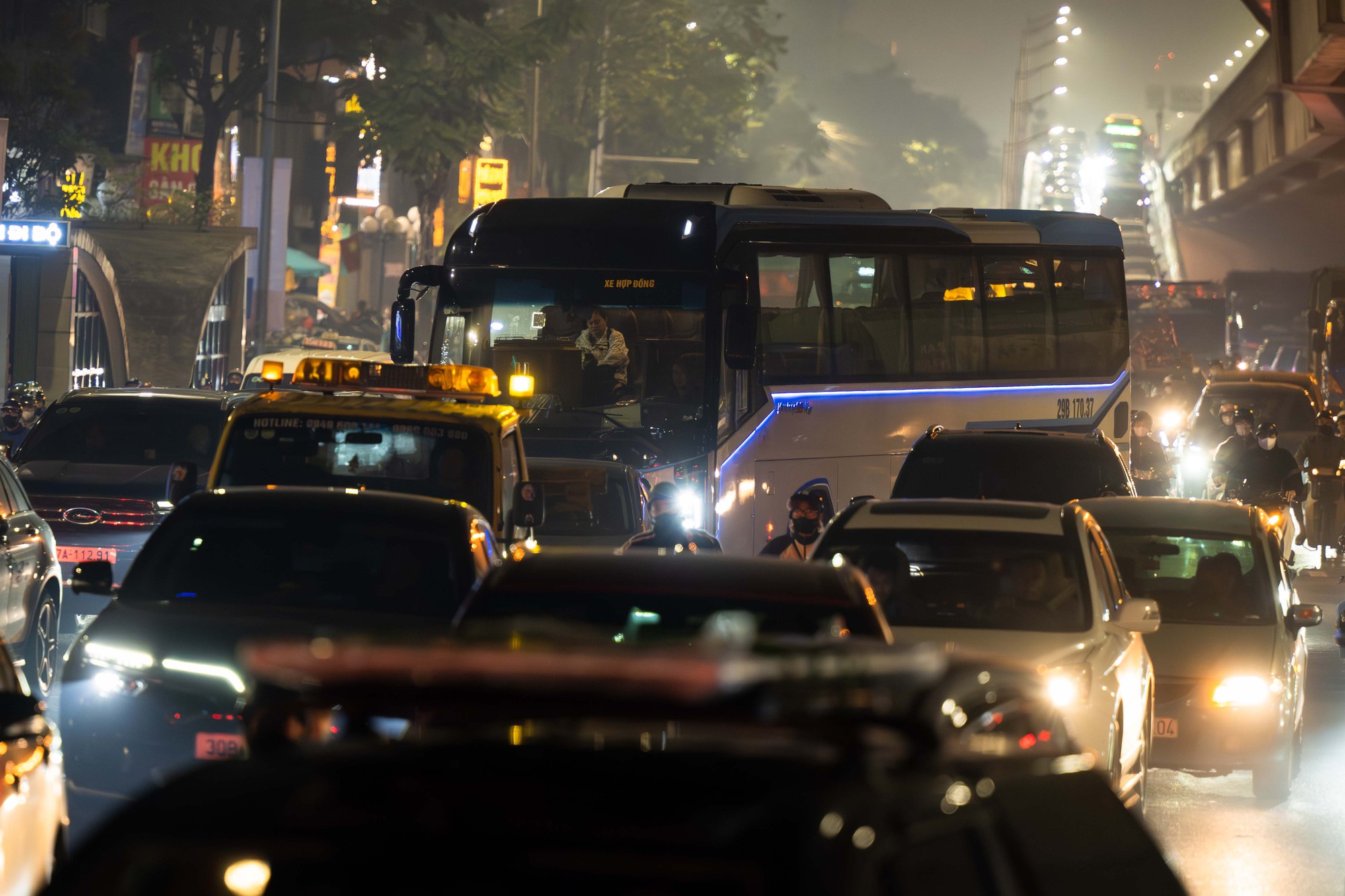 H&agrave; Nội cận Tết: Mắc kẹt giữa d&ograve;ng xe, một giờ đồng hồ vẫn chưa tho&aacute;t nổi- Ảnh 14.