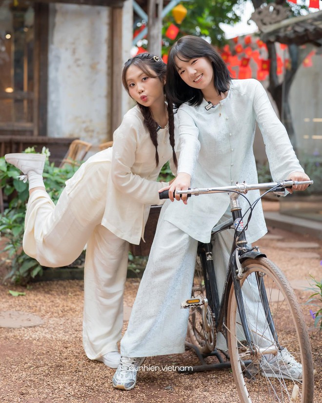 &Aacute;o b&agrave; ba lụa gấm chiếm lĩnh thị trường Tết 2026: Cuộc cạnh tranh mới của c&aacute;c local brand Việt- Ảnh 3.