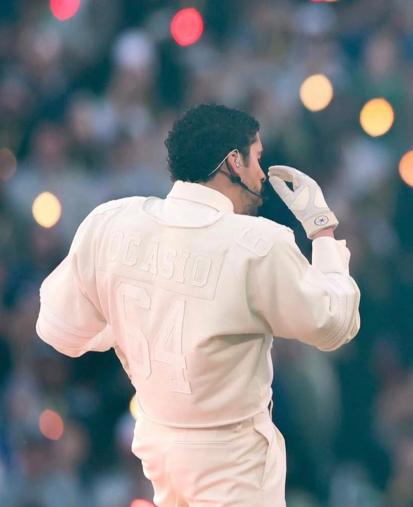 Lần đầu ti&ecirc;n Zara được mặc tr&ecirc;n s&acirc;n khấu g&acirc;y sốt Super Bowl, con số 64 tr&ecirc;n &aacute;o ca sĩ g&acirc;y t&ograve; m&ograve;- Ảnh 3.