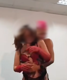 Sốc tận &oacute;c: Văn ph&ograve;ng giữa H&agrave; Nội biến th&agrave;nh "s&agrave;n diễn nội y", sếp v&agrave; nh&acirc;n vi&ecirc;n bế bồng nhau uốn &eacute;o khiến người xem đỏ mặt- Ảnh 2.