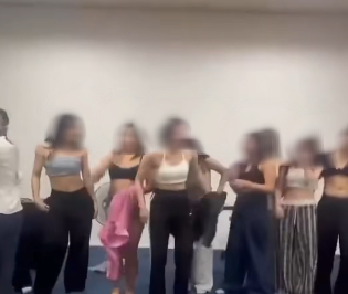 Sốc tận &oacute;c: Văn ph&ograve;ng giữa H&agrave; Nội biến th&agrave;nh "s&agrave;n diễn nội y", sếp v&agrave; nh&acirc;n vi&ecirc;n bế bồng nhau uốn &eacute;o khiến người xem đỏ mặt- Ảnh 3.