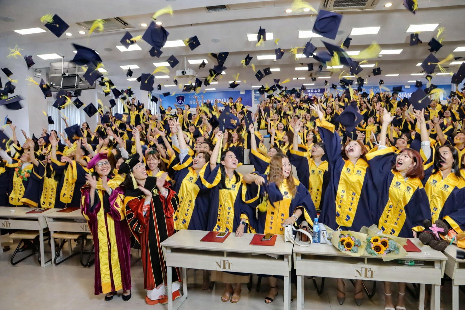 Một b&agrave;i đăng tr&ecirc;n Threads đang hot: "Rời giảng đường, c&aacute;c bạn 2k4 c&oacute; ổn kh&ocirc;ng?"- Ảnh 2.