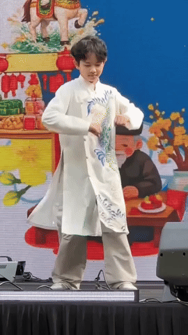 Qu&yacute; tử nh&agrave; Kh&aacute;nh Thi - Phan Hiển s&aacute;ng bừng s&acirc;n khấu đ&oacute;n Tết, đ&uacute;ng đẳng cấp của thiếu ni&ecirc;n 2 lần v&ocirc; địch thế giới- Ảnh 1.