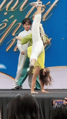 Qu&yacute; tử nh&agrave; Kh&aacute;nh Thi - Phan Hiển s&aacute;ng bừng s&acirc;n khấu đ&oacute;n Tết, đ&uacute;ng đẳng cấp của thiếu ni&ecirc;n 2 lần v&ocirc; địch thế giới- Ảnh 3.