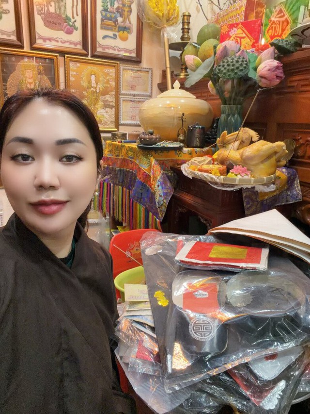 Vợ NSND Tự Long 10 điểm với m&acirc;m c&uacute;ng &ocirc;ng C&ocirc;ng &ocirc;ng T&aacute;o, Do&atilde;n Hải My flex kh&ocirc;ng gian thờ tự cho&aacute;ng ngợp- Ảnh 1.