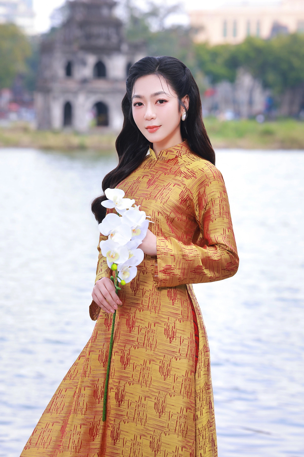 H&agrave; Thanh Xu&acirc;n xứng danh mỹ nh&acirc;n kh&ocirc;ng tuổi trong &aacute;o d&agrave;i Tết: Mỗi s&aacute;ng ngủ dậy đều uống 1 thứ được coi l&agrave; "nghi thức" chống gi&agrave; cho phụ nữ trung ni&ecirc;n- Ảnh 1.