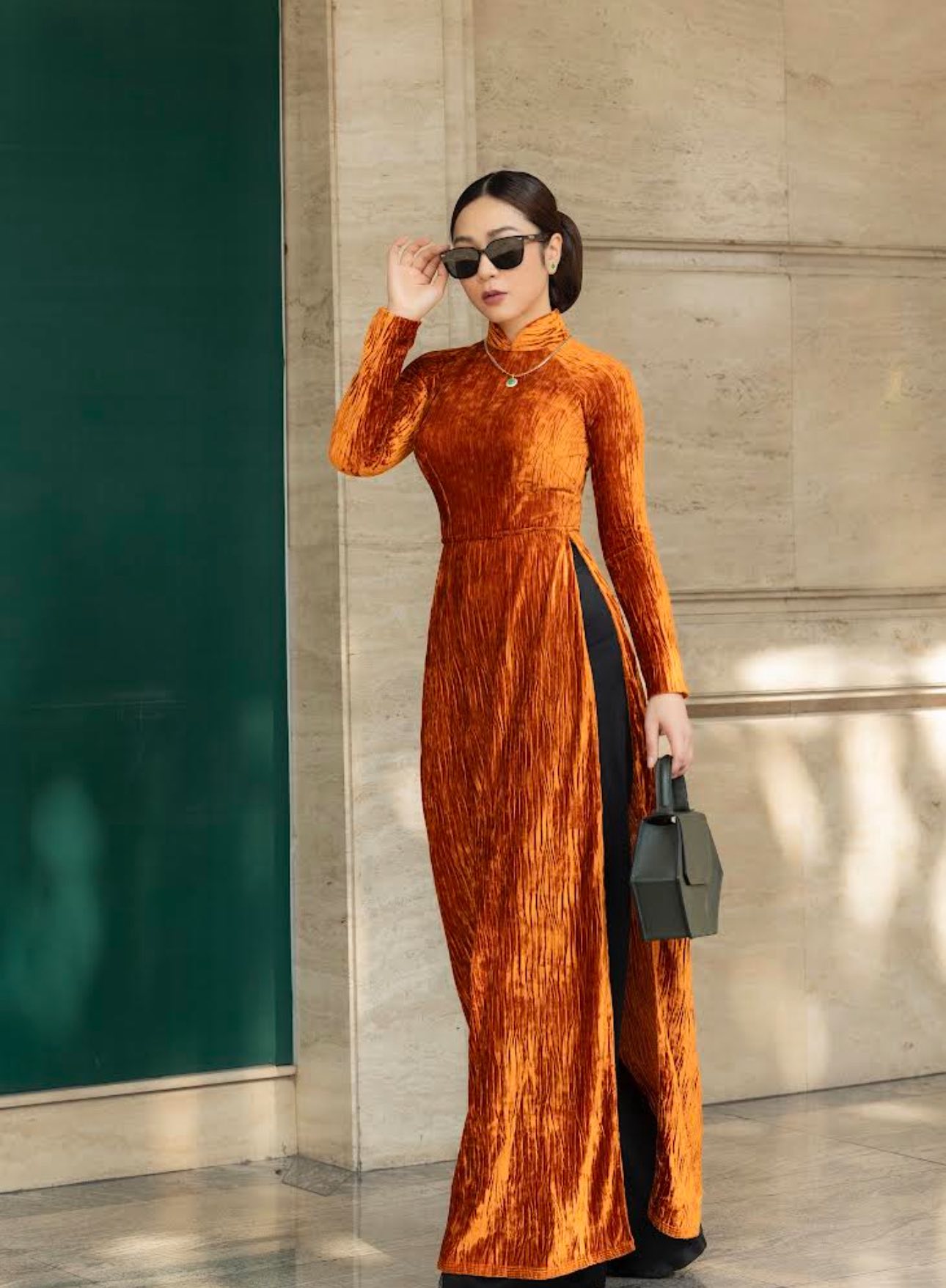 H&agrave; Thanh Xu&acirc;n xứng danh mỹ nh&acirc;n kh&ocirc;ng tuổi trong &aacute;o d&agrave;i Tết: Mỗi s&aacute;ng ngủ dậy đều uống 1 thứ được coi l&agrave; "nghi thức" chống gi&agrave; cho phụ nữ trung ni&ecirc;n- Ảnh 6.