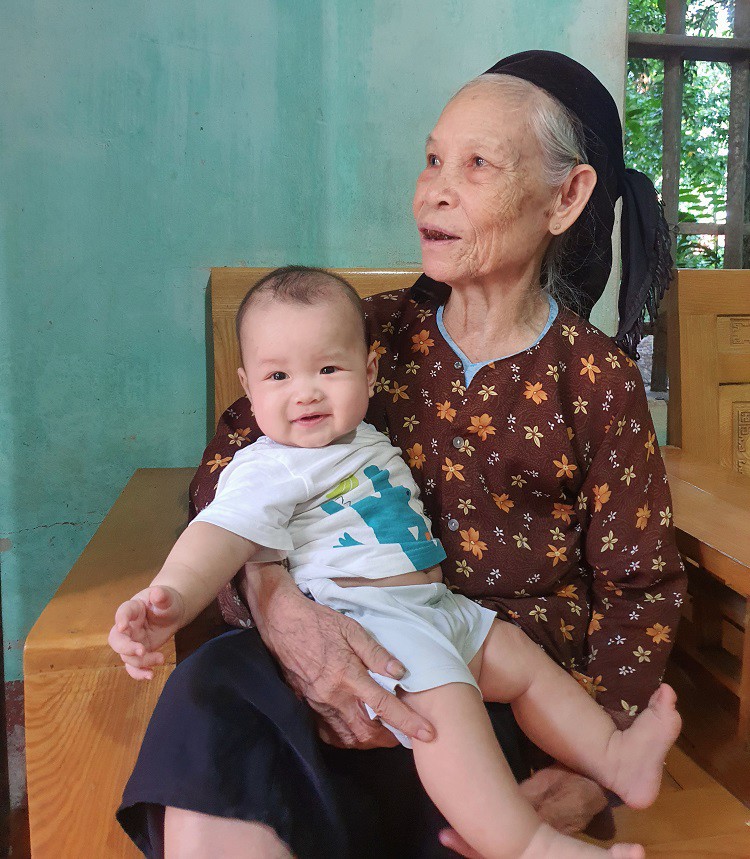 B&agrave; nội thường n&oacute;i 6 c&acirc;u n&agrave;y khi tr&ocirc;ng ch&aacute;u: Kh&ocirc;ng phải dỗ trẻ m&agrave; đang 