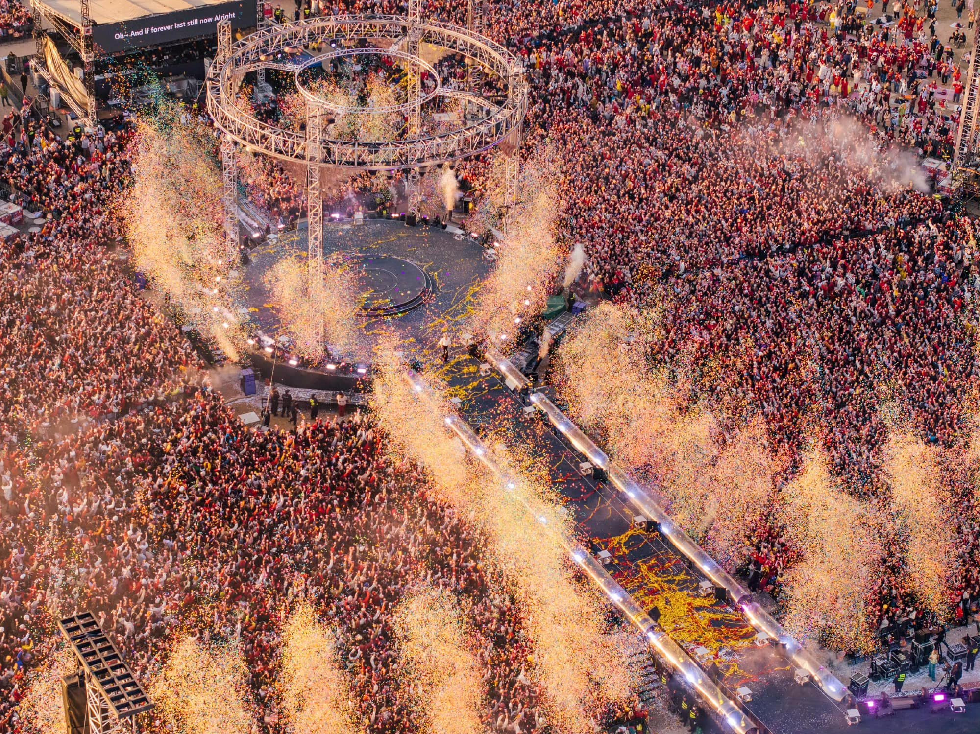 Ca sĩ mua 3 mảnh đất để tổ chức concert,&nbsp;s&acirc;n khấu quốc gia b&aacute;n sạch 100 ngh&igrave;n v&eacute; trong một đ&ecirc;m- Ảnh 3.