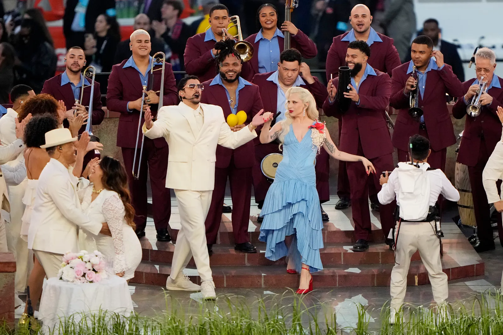 Lần đầu ti&ecirc;n Zara được mặc tr&ecirc;n s&acirc;n khấu g&acirc;y sốt Super Bowl, con số 64 tr&ecirc;n &aacute;o ca sĩ g&acirc;y t&ograve; m&ograve;- Ảnh 4.