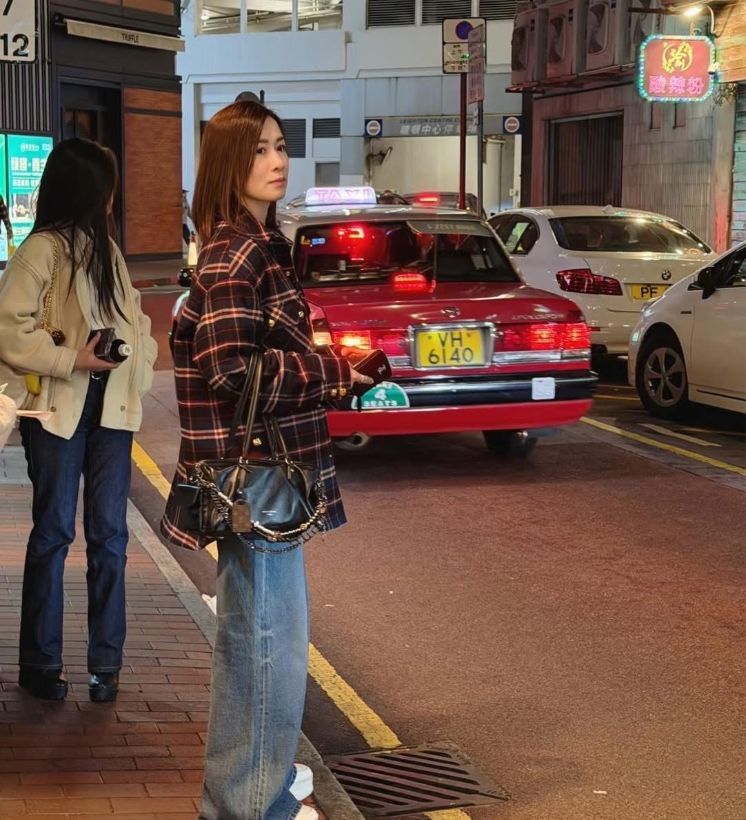 Minh tinh 51 tuổi bị chụp trộm tr&ecirc;n phố khiến ai nh&igrave;n cũng sững sờ- Ảnh 1.