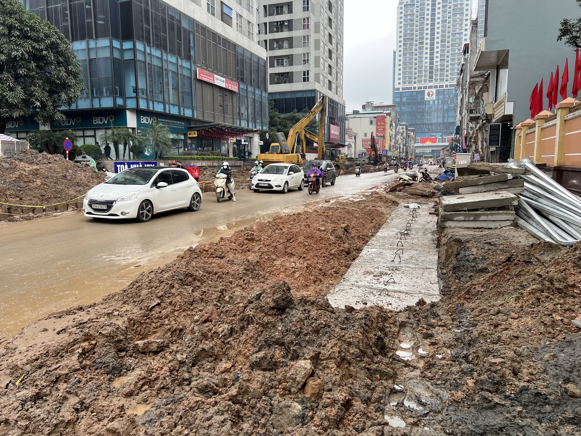 Loạt cửa h&agrave;ng mặt đường Nguyễn Tu&acirc;n chật vật trước Tết: Bắc thang mới c&oacute; thể đi v&agrave;o!- Ảnh 1.