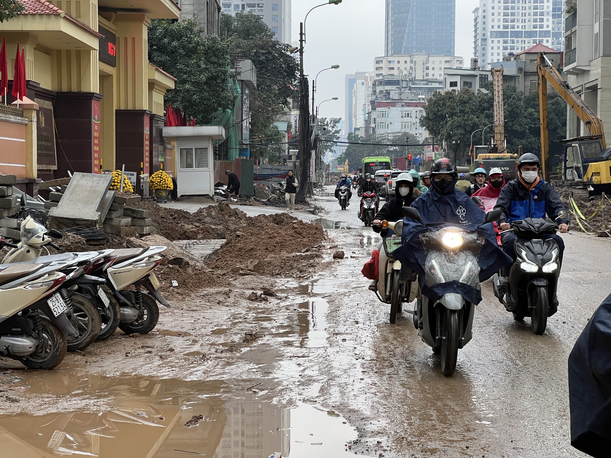 Loạt cửa h&agrave;ng mặt đường Nguyễn Tu&acirc;n chật vật trước Tết: Bắc thang mới c&oacute; thể đi v&agrave;o!- Ảnh 3.