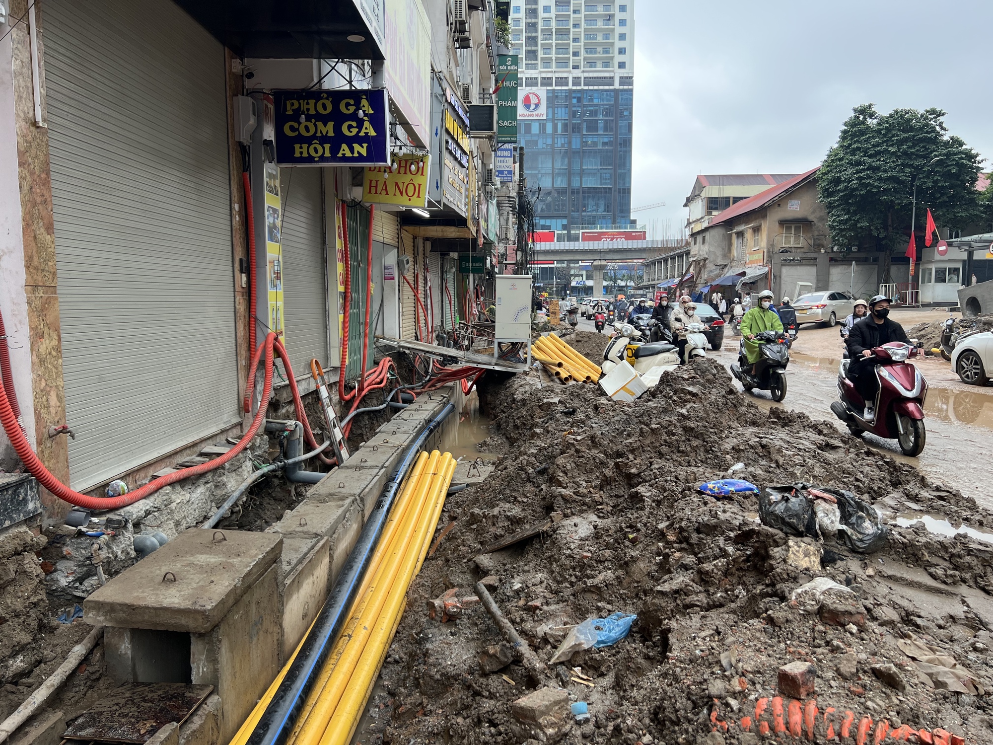 Loạt cửa h&agrave;ng mặt đường Nguyễn Tu&acirc;n chật vật trước Tết: Bắc thang mới c&oacute; thể đi v&agrave;o!- Ảnh 4.