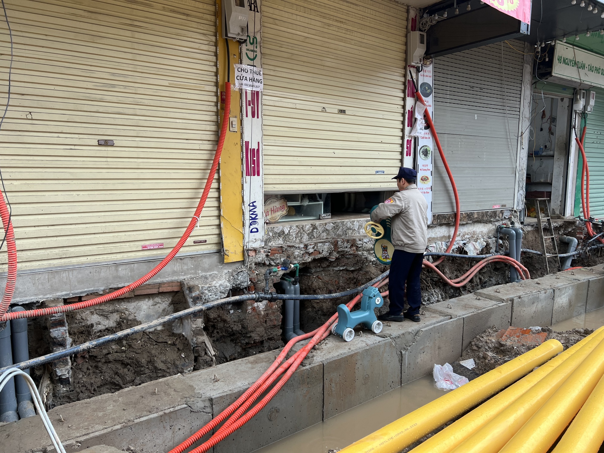 Loạt cửa h&agrave;ng mặt đường Nguyễn Tu&acirc;n chật vật trước Tết: Bắc thang mới c&oacute; thể đi v&agrave;o!- Ảnh 6.