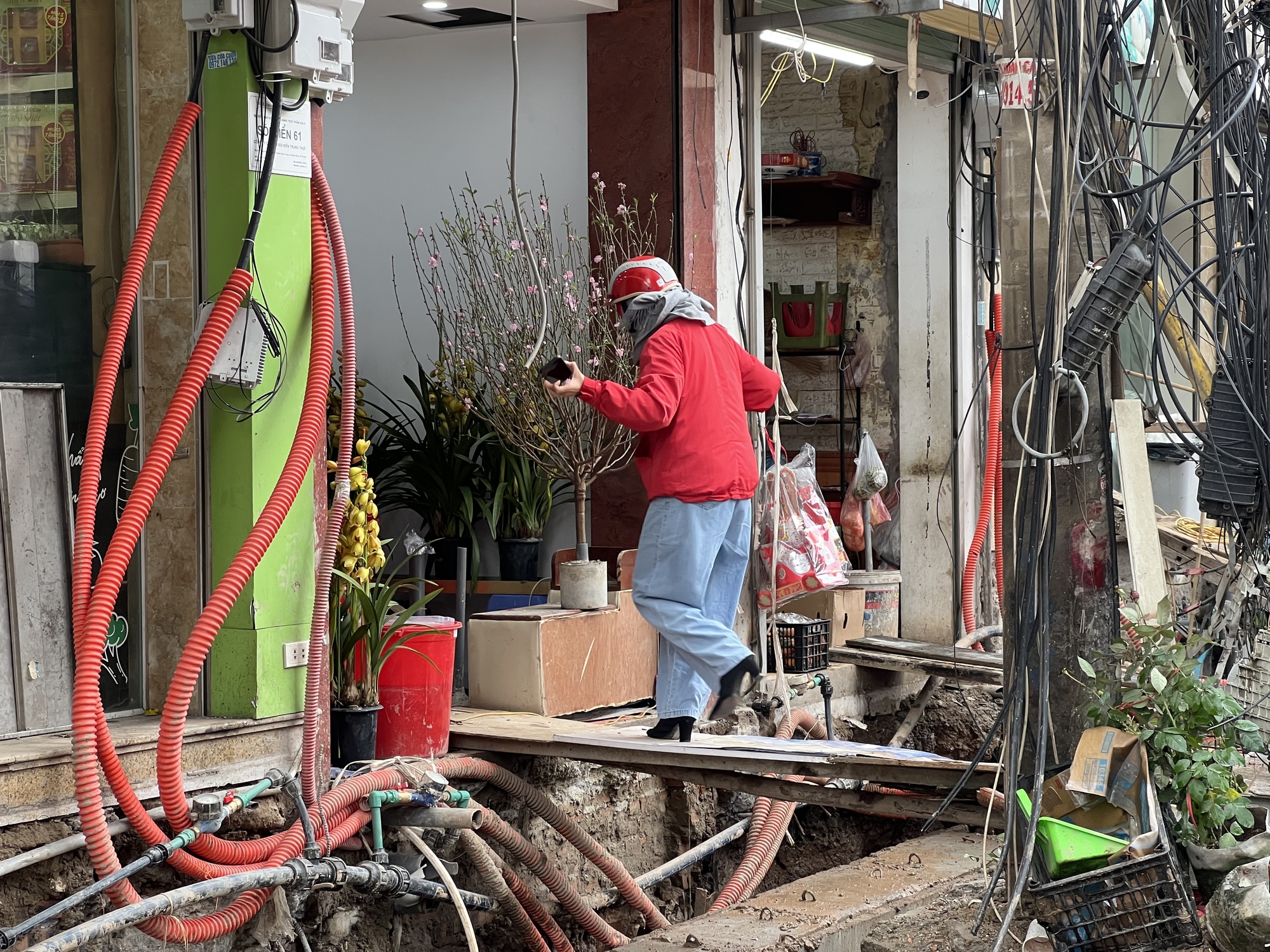 Loạt cửa h&agrave;ng mặt đường Nguyễn Tu&acirc;n chật vật trước Tết: Bắc thang mới c&oacute; thể đi v&agrave;o!- Ảnh 7.