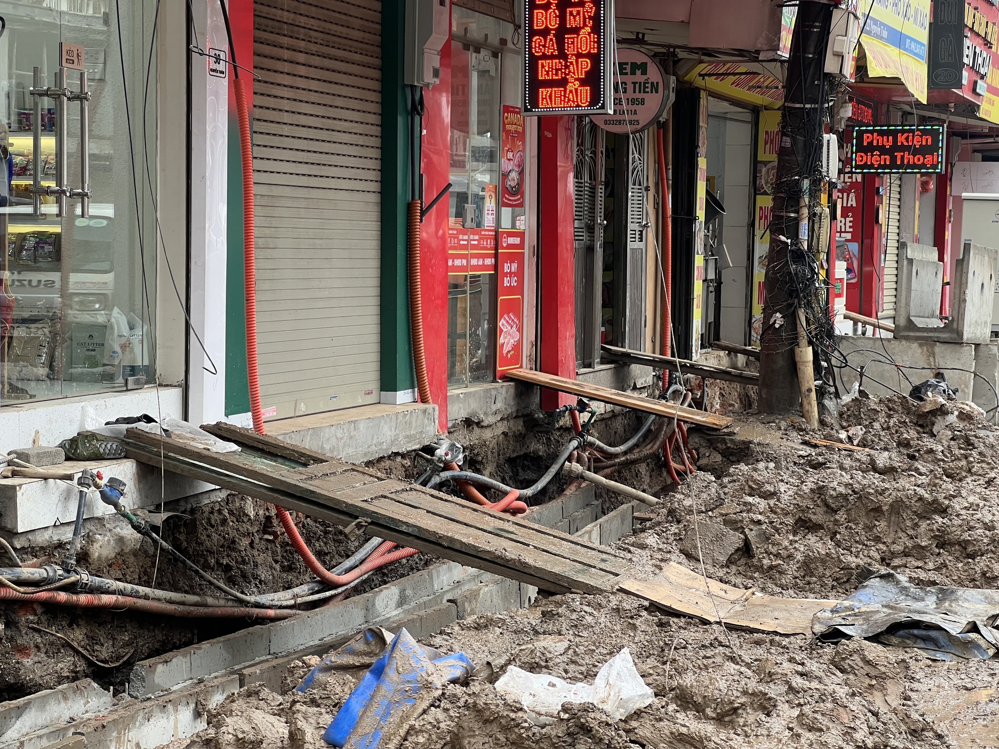 Loạt cửa h&agrave;ng mặt đường Nguyễn Tu&acirc;n chật vật trước Tết: Bắc thang mới c&oacute; thể đi v&agrave;o!- Ảnh 8.