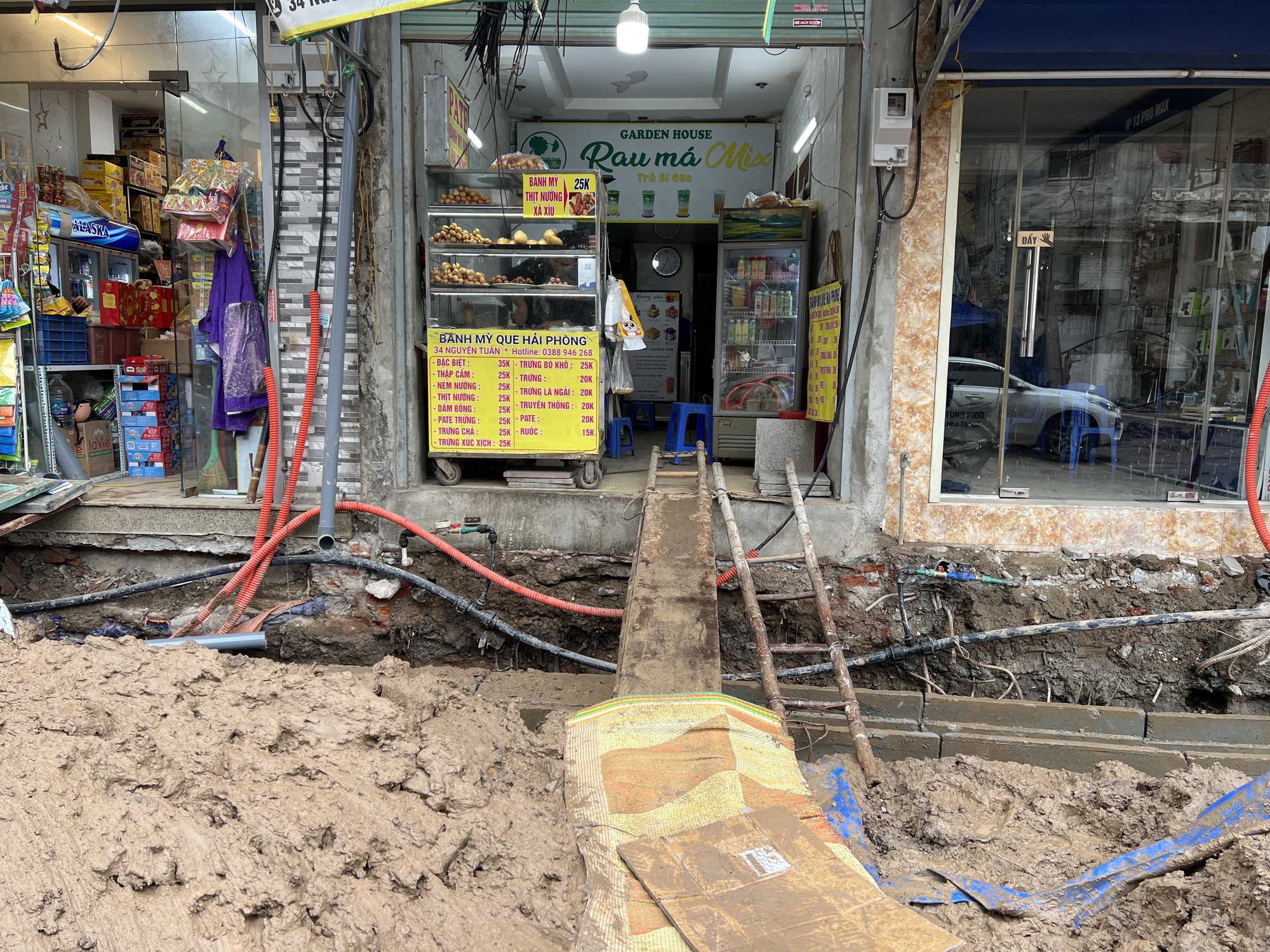 Loạt cửa h&agrave;ng mặt đường Nguyễn Tu&acirc;n chật vật trước Tết: Bắc thang mới c&oacute; thể đi v&agrave;o!- Ảnh 10.