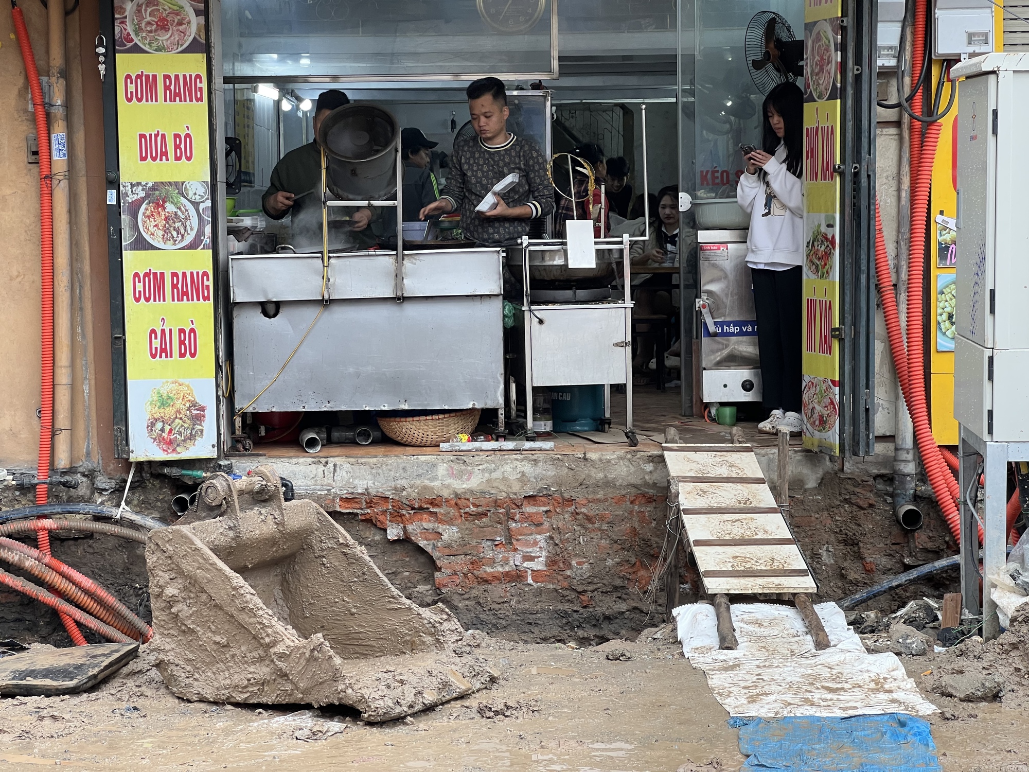 Loạt cửa h&agrave;ng mặt đường Nguyễn Tu&acirc;n chật vật trước Tết: Bắc thang mới c&oacute; thể đi v&agrave;o!- Ảnh 9.