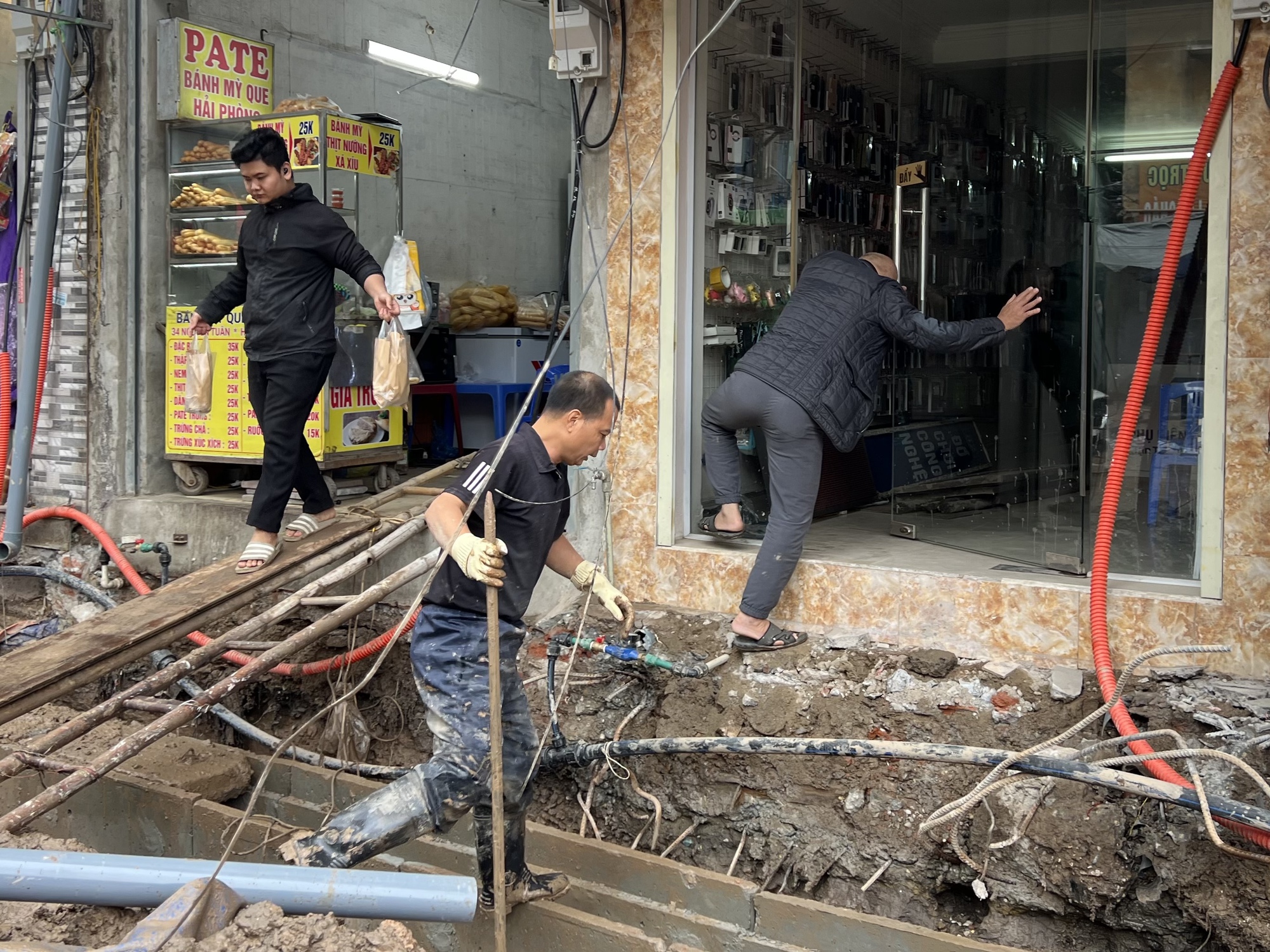 Loạt cửa h&agrave;ng mặt đường Nguyễn Tu&acirc;n chật vật trước Tết: Bắc thang mới c&oacute; thể đi v&agrave;o!- Ảnh 11.