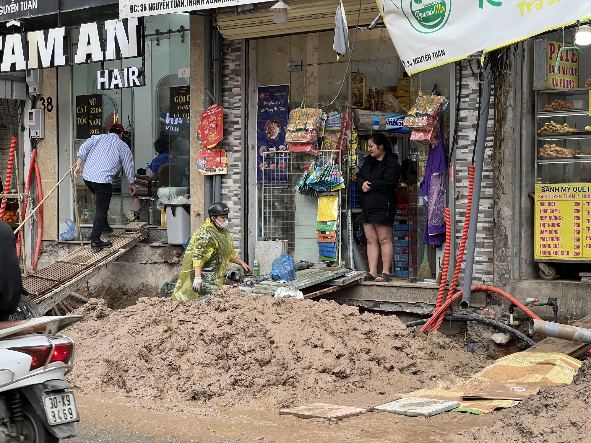 Loạt cửa h&agrave;ng mặt đường Nguyễn Tu&acirc;n chật vật trước Tết: Bắc thang mới c&oacute; thể đi v&agrave;o!- Ảnh 14.