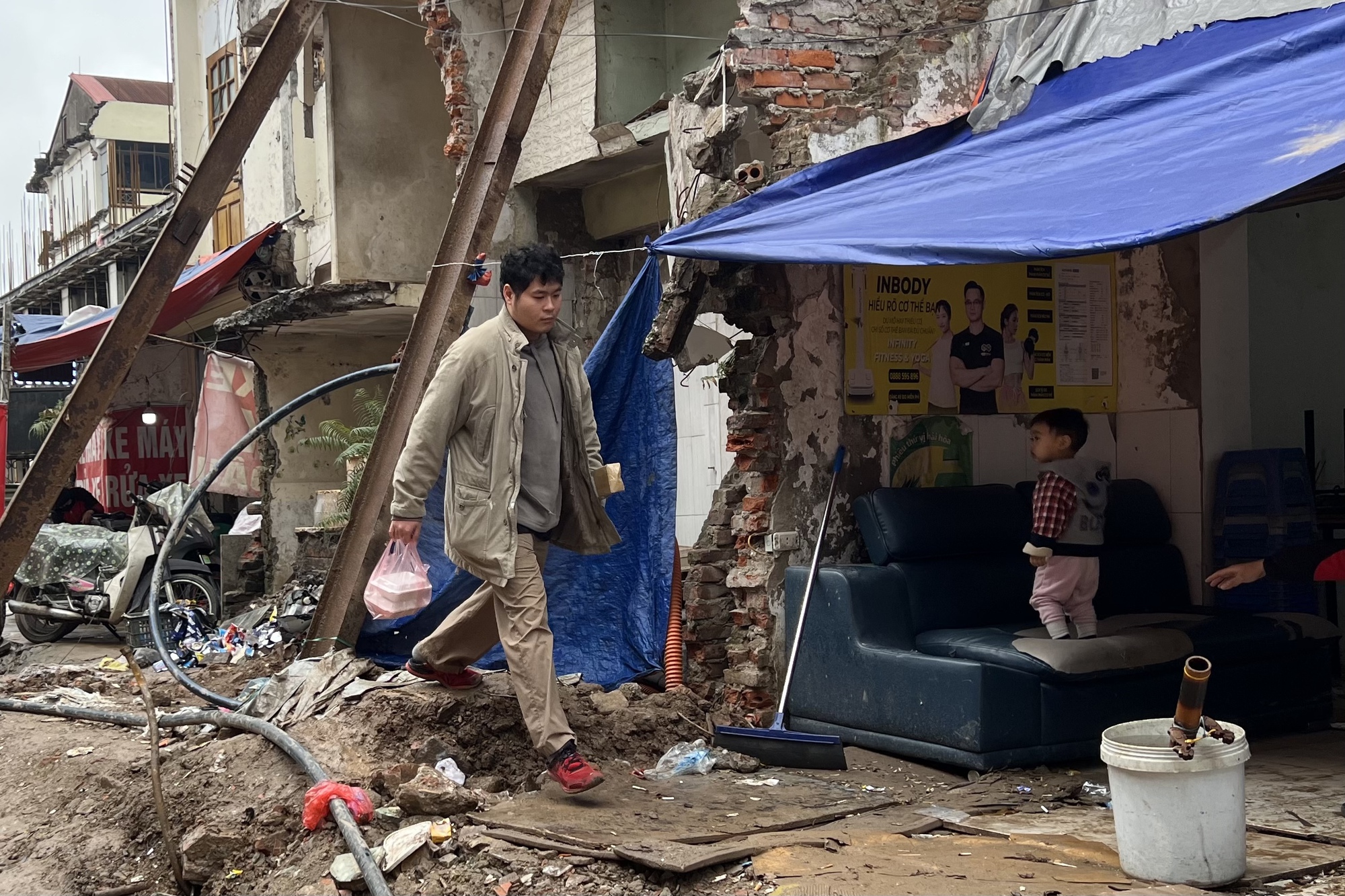 Loạt cửa h&agrave;ng mặt đường Nguyễn Tu&acirc;n chật vật trước Tết: Bắc thang mới c&oacute; thể đi v&agrave;o!- Ảnh 16.