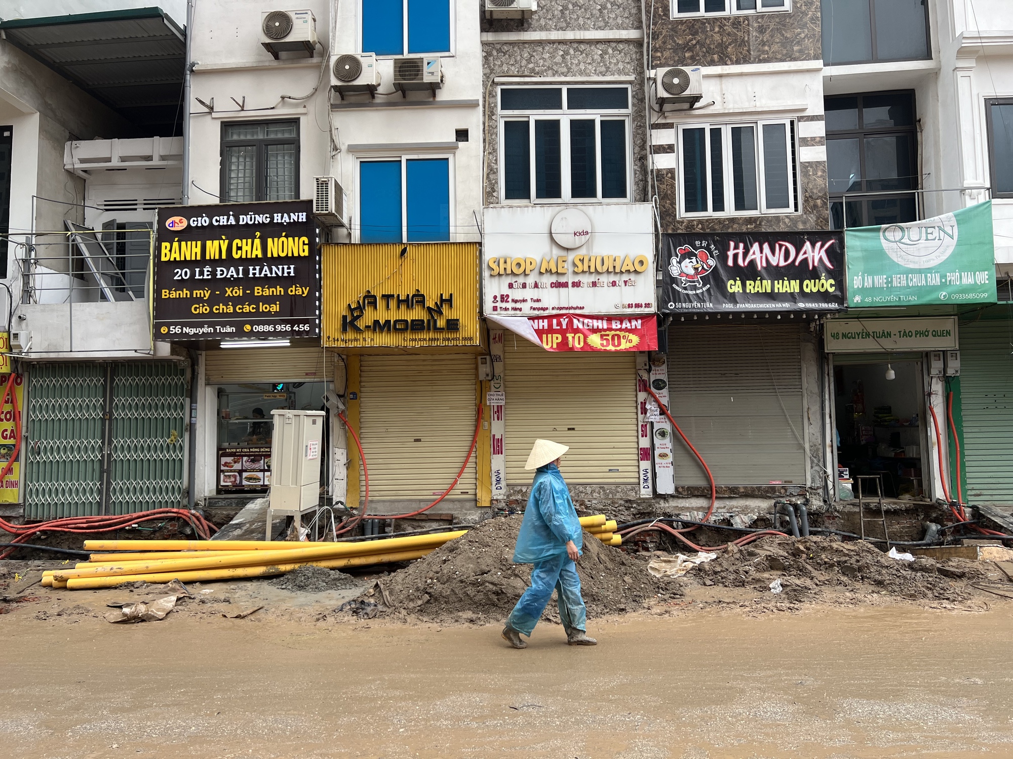 Loạt cửa h&agrave;ng mặt đường Nguyễn Tu&acirc;n chật vật trước Tết: Bắc thang mới c&oacute; thể đi v&agrave;o!- Ảnh 15.