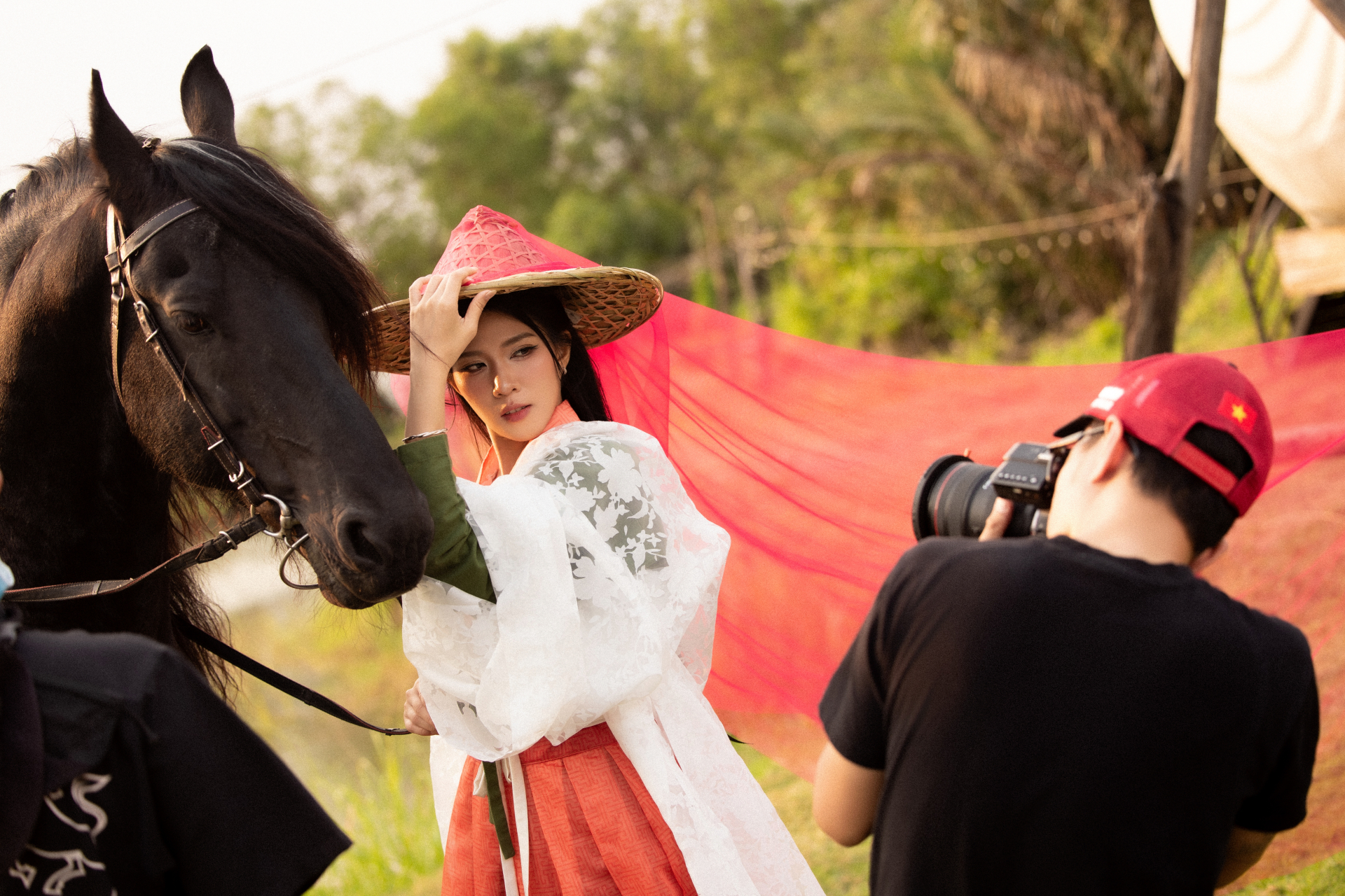 Ngựa đen tiền tỷ &ldquo;k&eacute;o kh&aacute;ch&rdquo; dịp Tết B&iacute;nh Ngọ: Kh&aacute;ch sẵn s&agrave;ng chi 10 triệu, studio tất bật chạy trend- Ảnh 14.