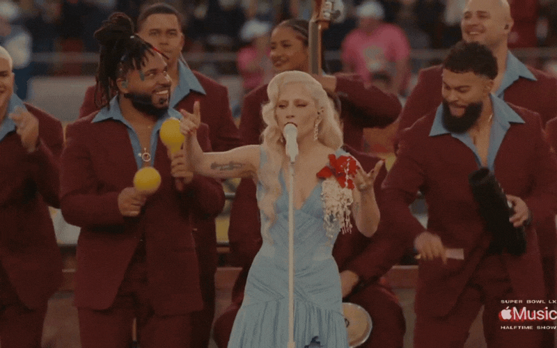 S&acirc;n khấu Super Bowl bị Tổng thống Trump ch&ecirc; &ldquo;tệ nhất lịch sử&rdquo;: Cả n&uacute;i tiền d&agrave;n dựng, khiến cả triệu người tự h&agrave;o- Ảnh 3.